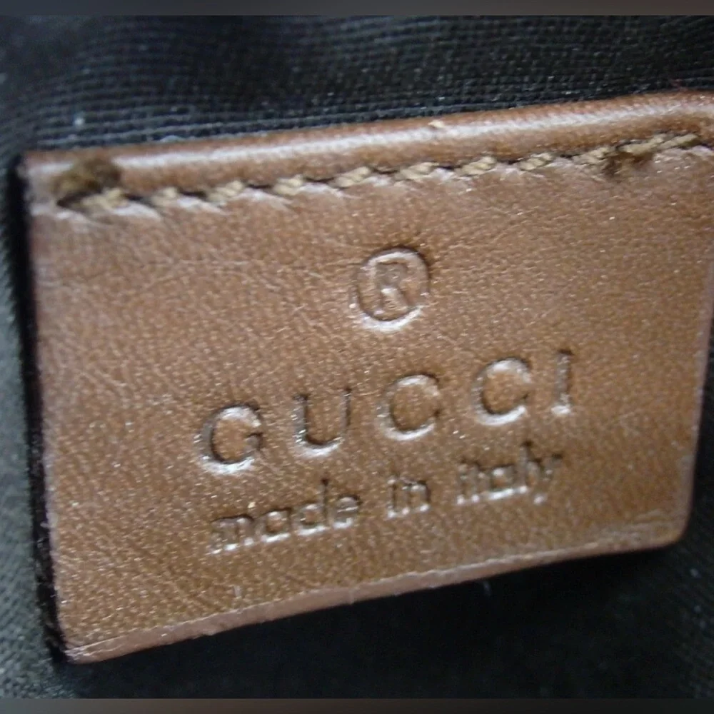 GUCCI Signature Canvas/Leather Pouch 😍